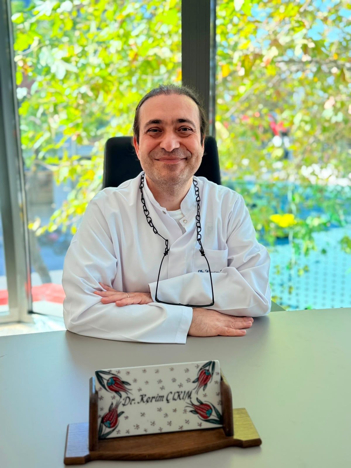 Uzm. Dr. Kerim Çıkım muayene odasında